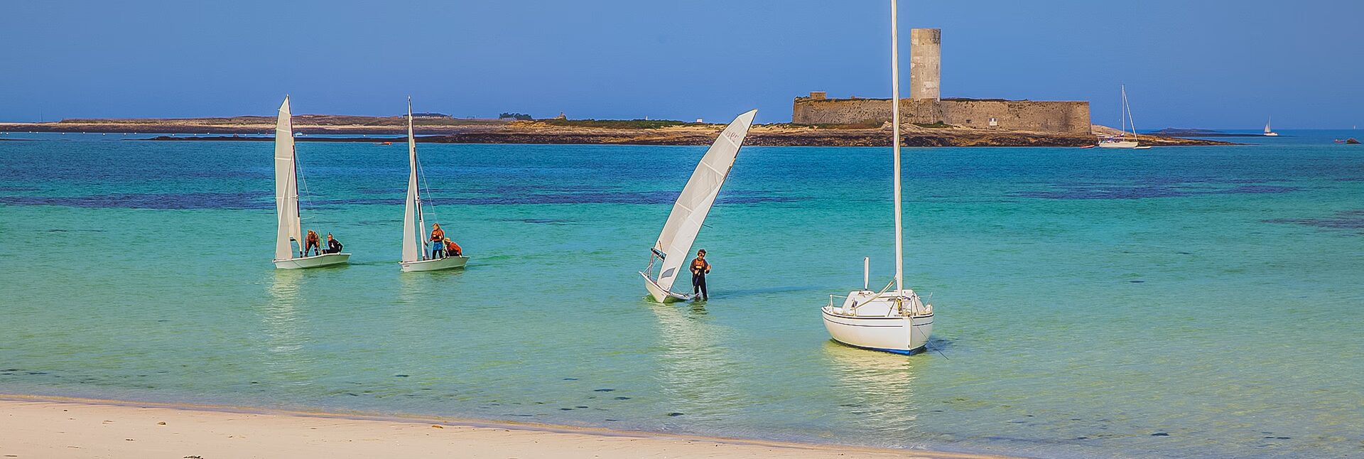 activites nautiques a retrouver en bord de plage pres du camping