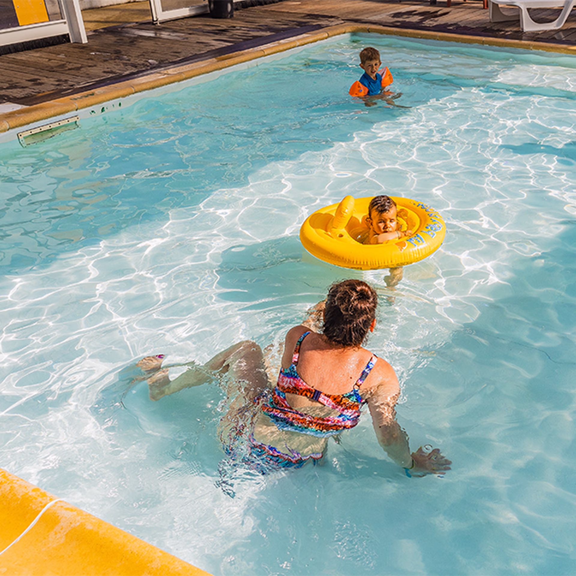 camping avec pataugeoire couverte pour le bonheur des enfants