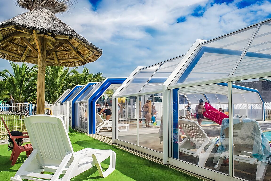 detente sur les transats au bord de la piscine a benodet