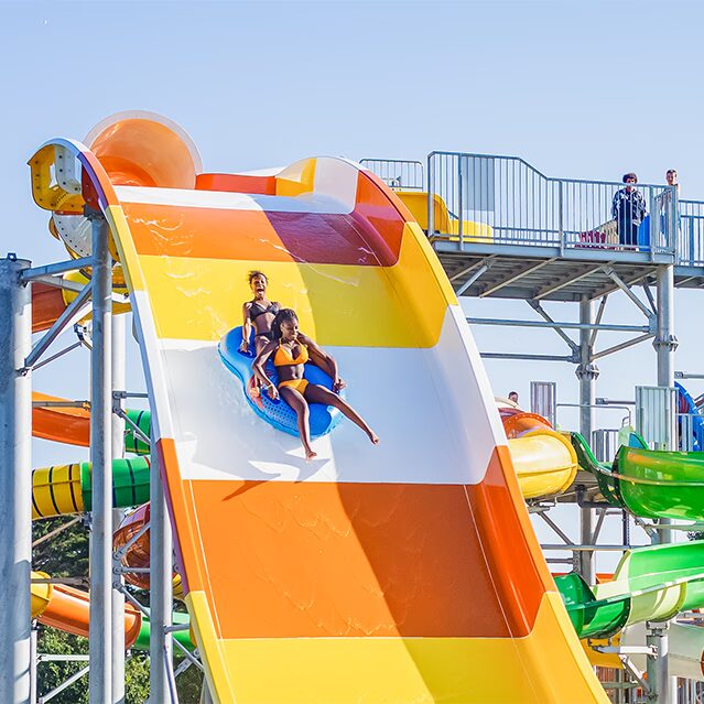 fous rires dans le toboggan aquatique a bouee