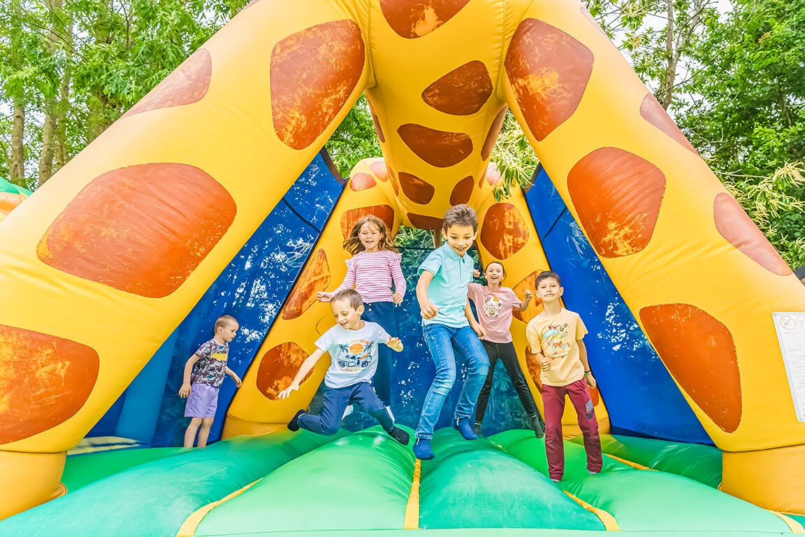 l aire de jeux avec structures gonflables