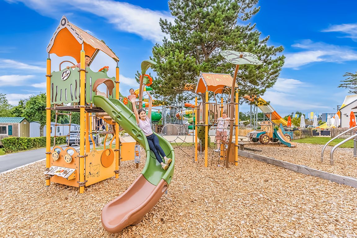 l aire de jeux avec toboggans