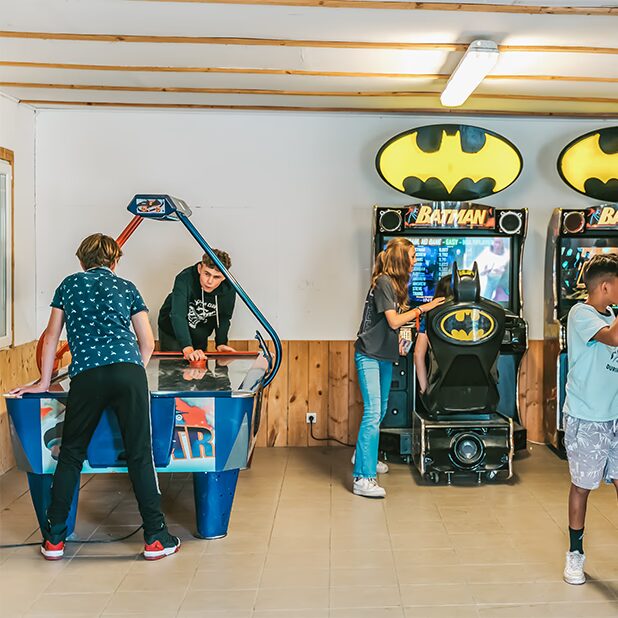 la salle de jeux avec bornes d arcade le paradis pour petits et grands enfants