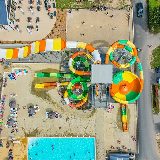 piscine et toboggans au parc aquatique du camping dans le finistere