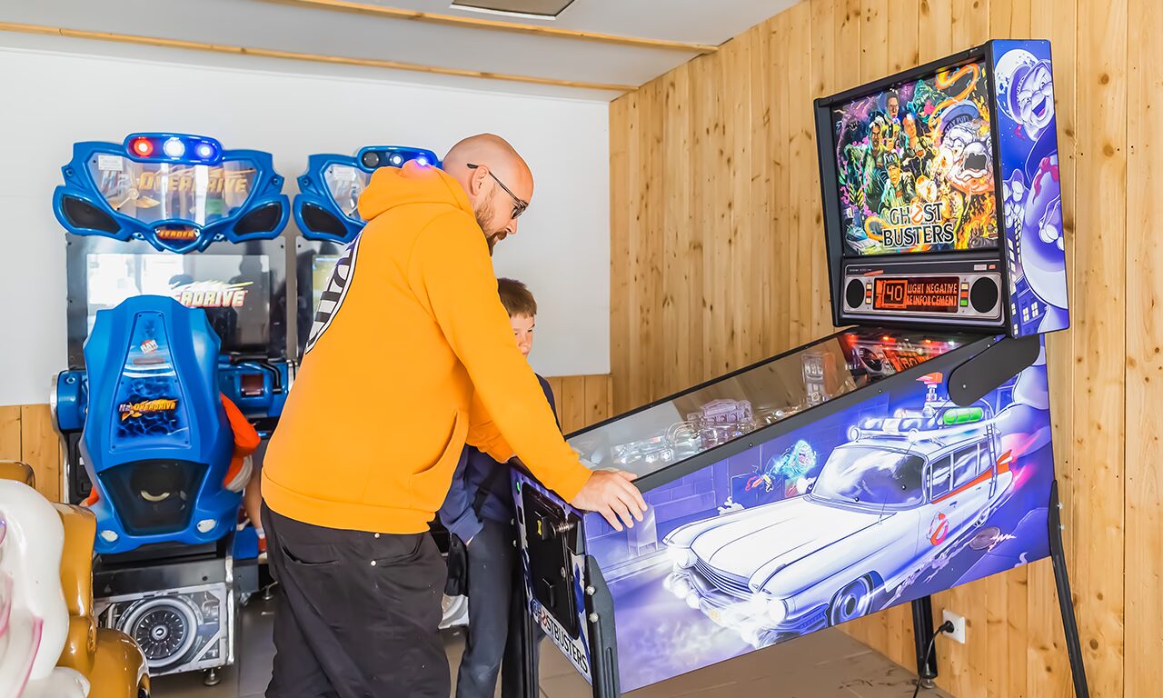 salle de jeux avec flipper camping la mer blanche maeva benodet