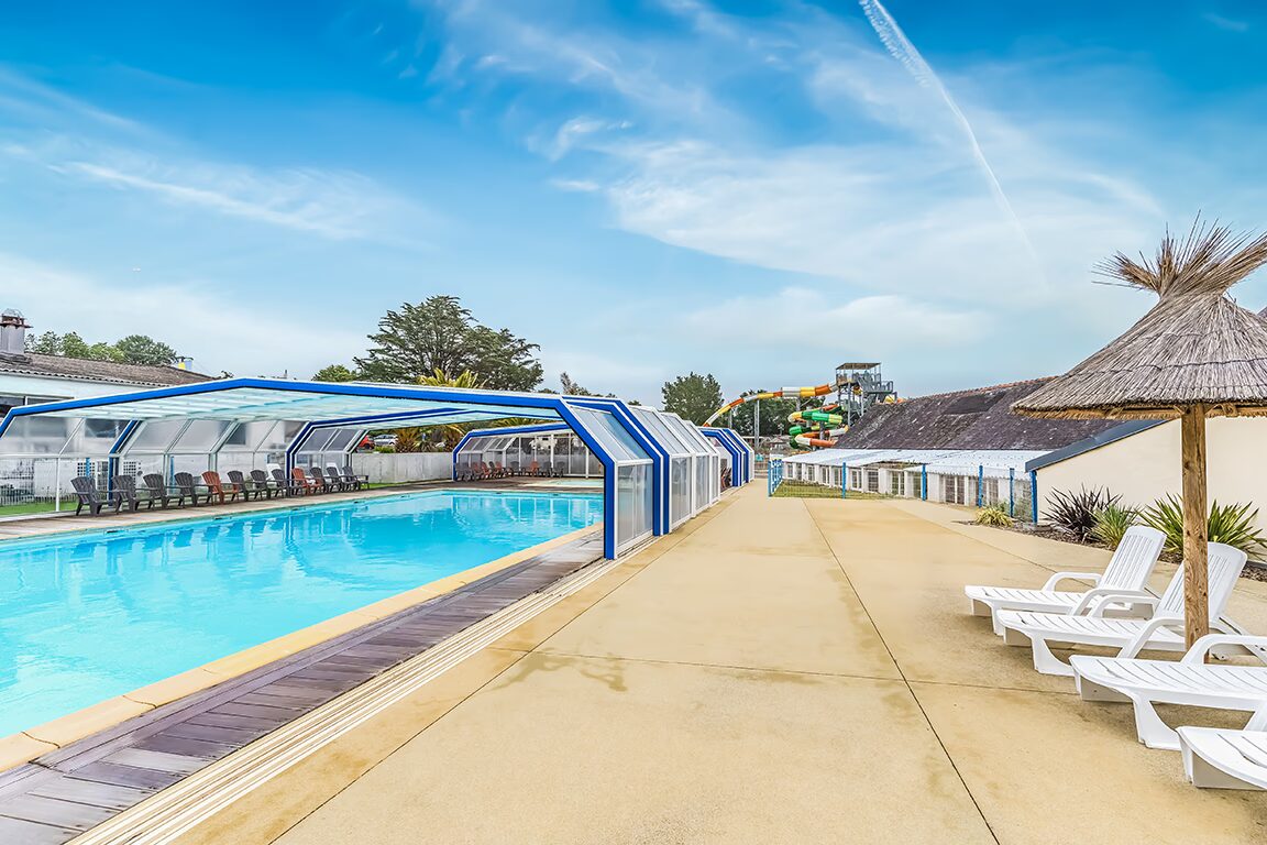 situes aux abords de la piscine couverte et chauffee