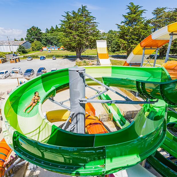 toboggan a boucle attraction parfaite pour les plus jeunes vacanciers