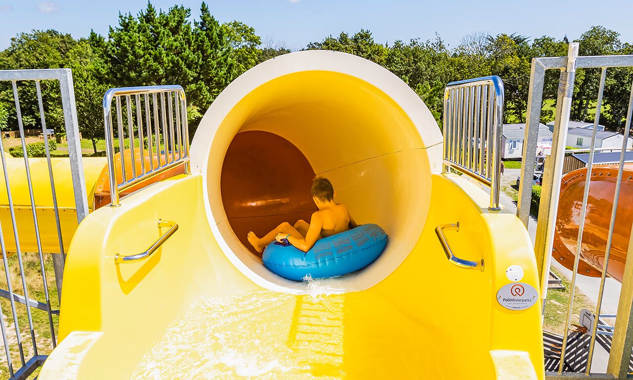 toboggan aquatique a tube camping la mer blanche maeva benodet