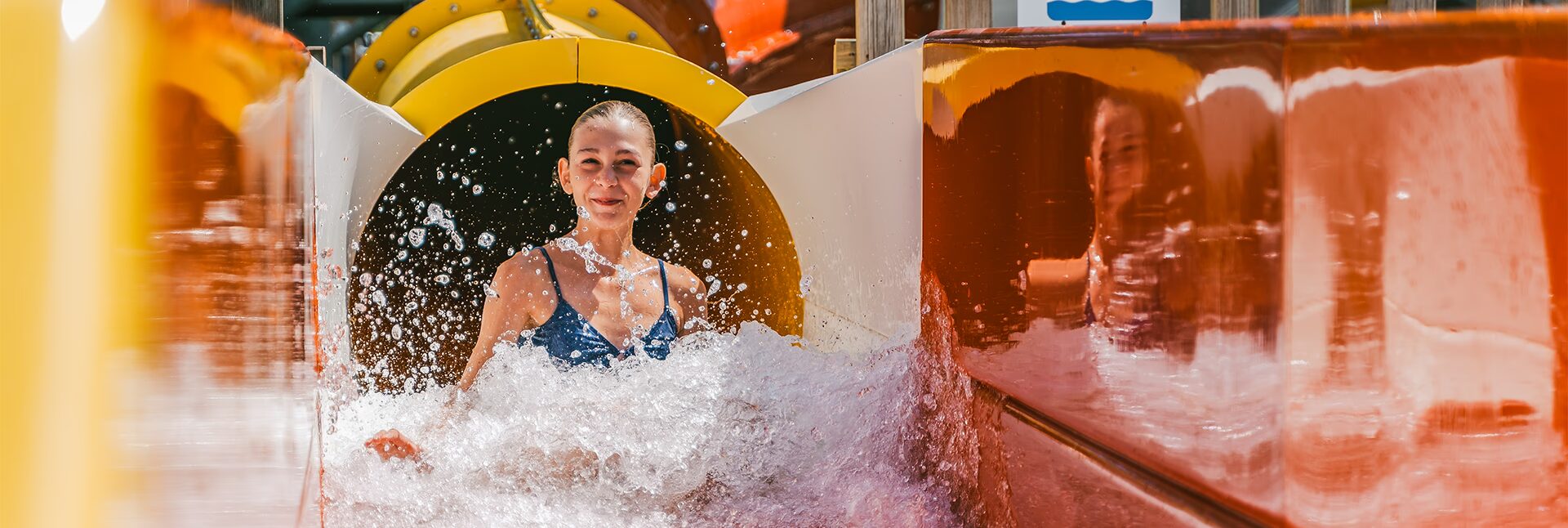 vitesse dans le toboggan aquatique a tube