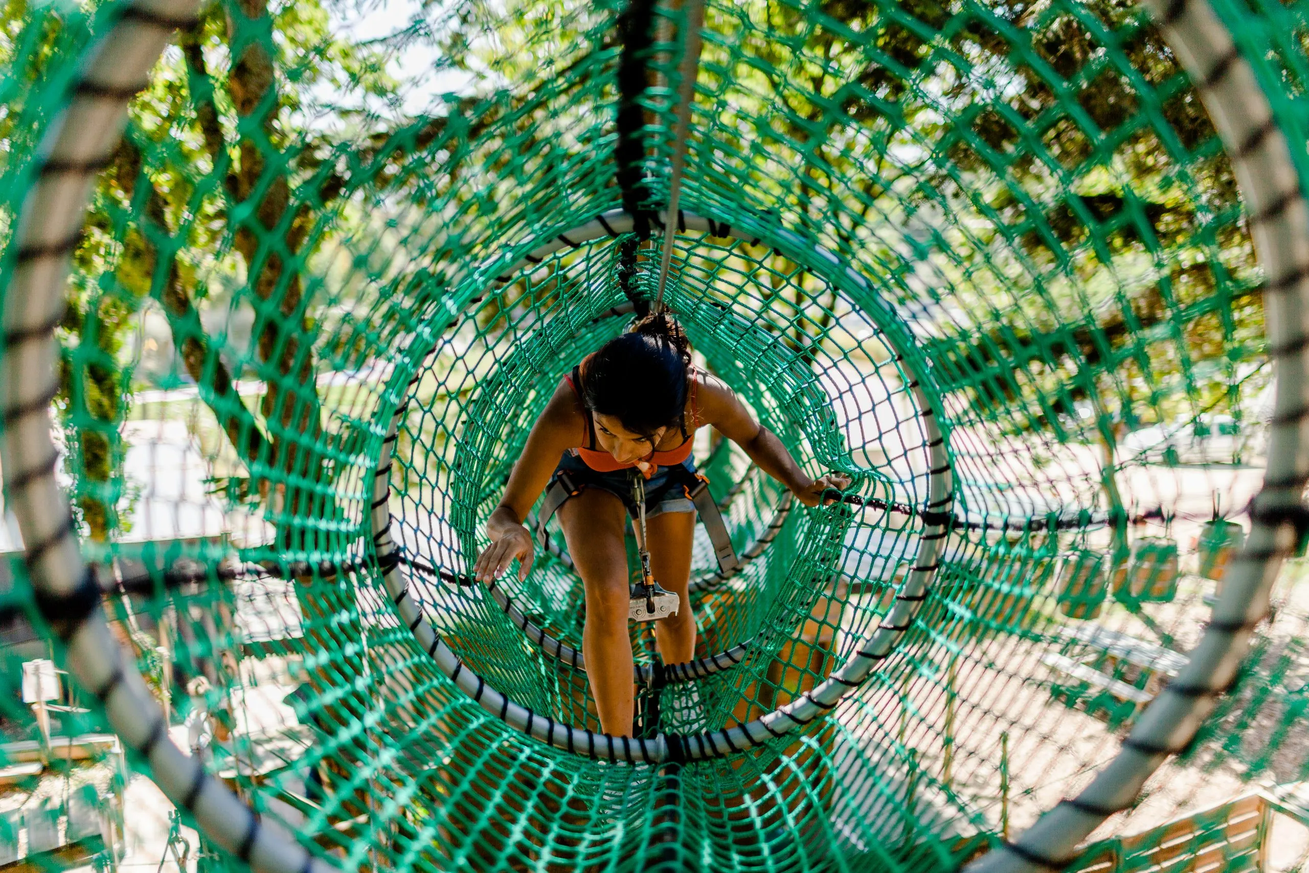 Personne dans un tunnel de corde d'escalade.