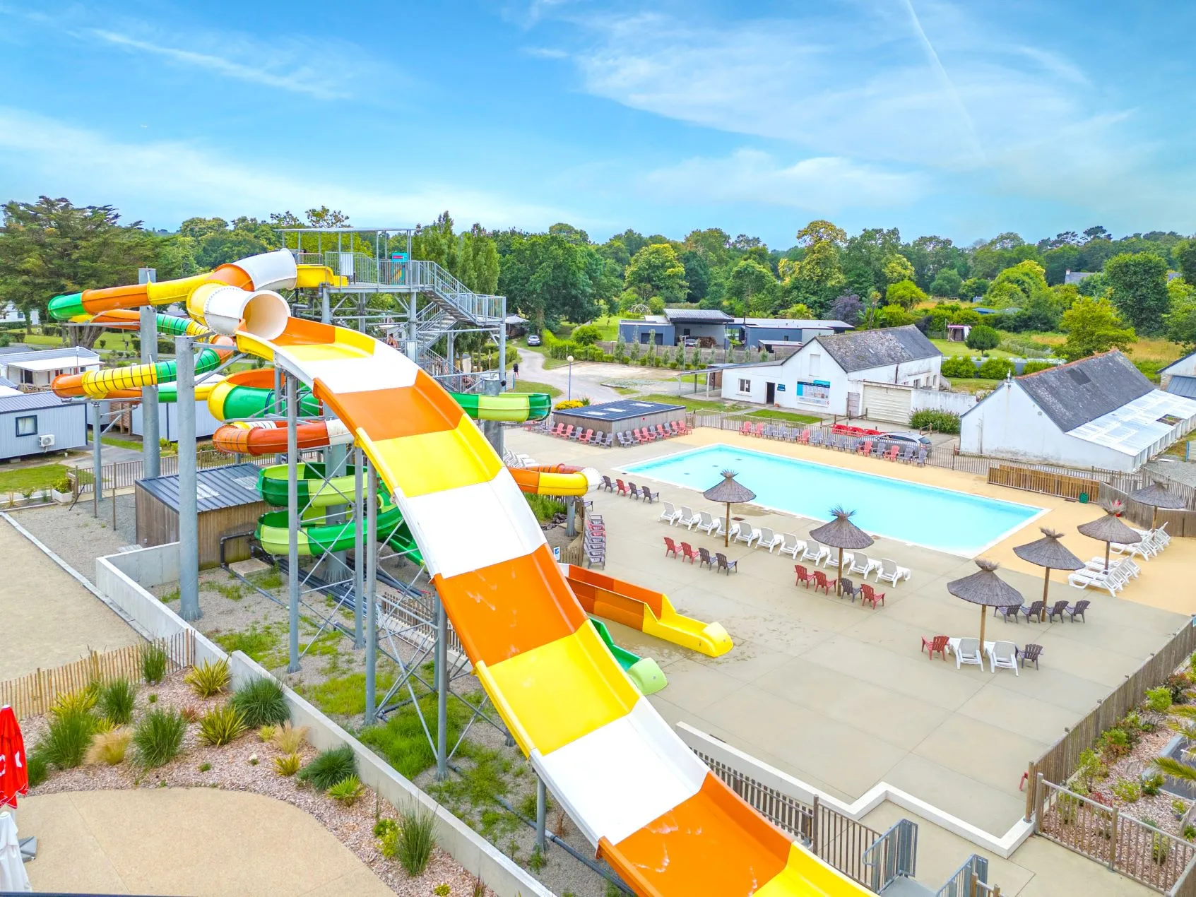 Parc aquatique avec toboggans et piscine extérieure.