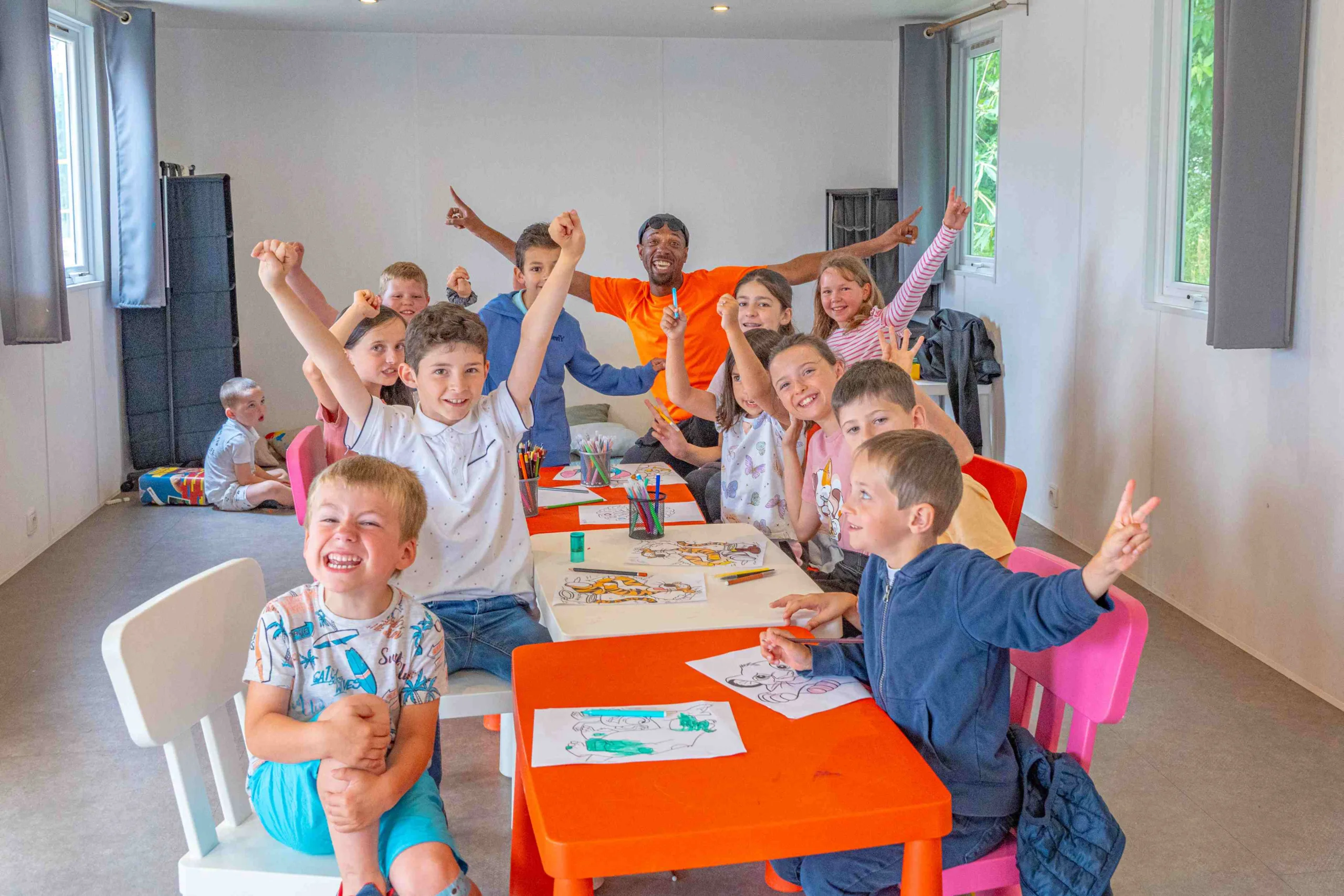 Enfants heureux faisant des activités artistiques en groupe.