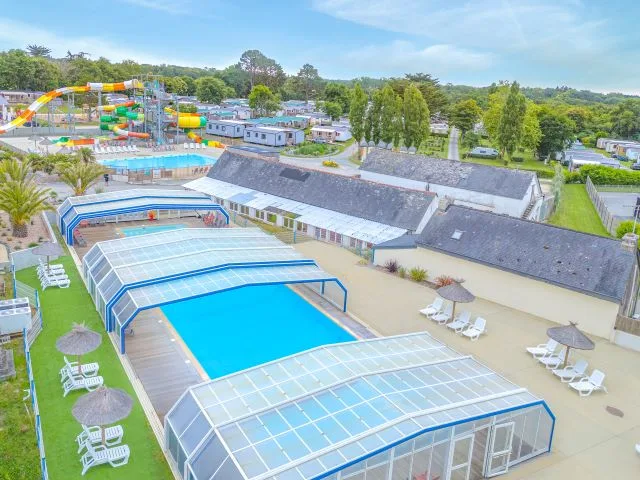 Camping avec piscine et toboggans aquatiques.