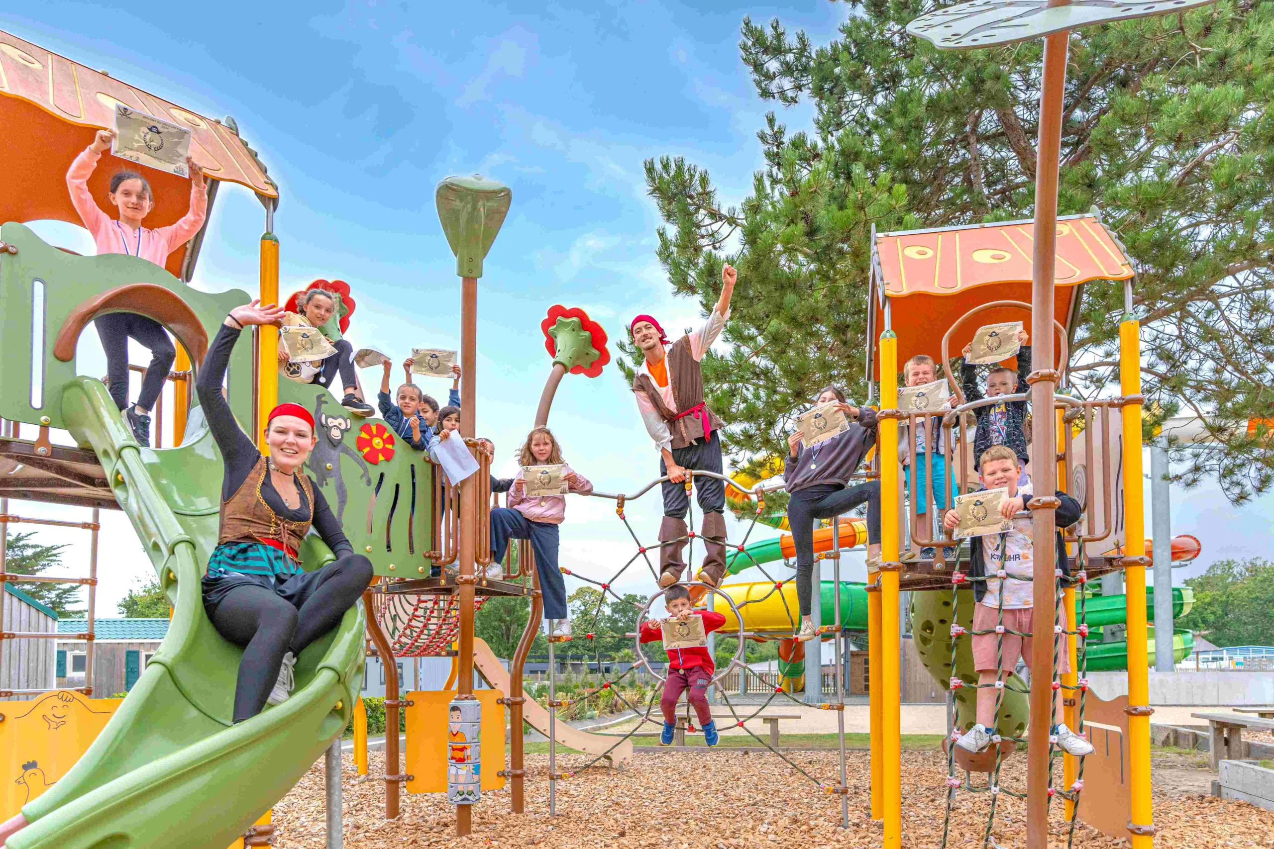 Enfants jouent sur des structures colorées au parc.