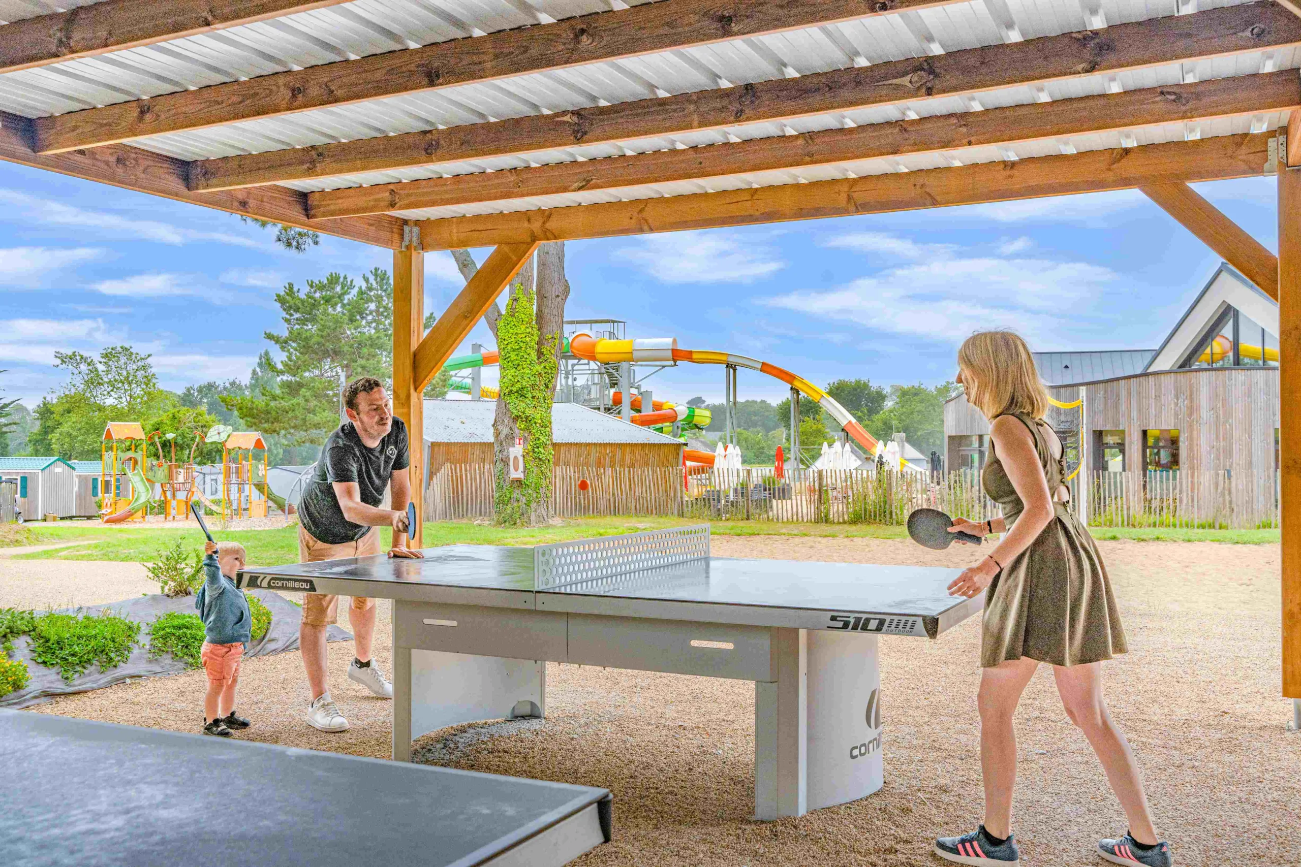 Partie de ping-pong en plein air avec des enfants.