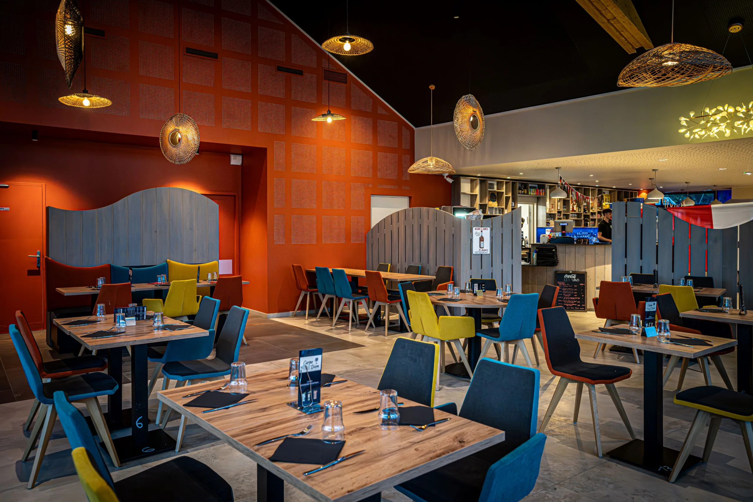 Salle moderne de restaurant colorée avec tables vides.