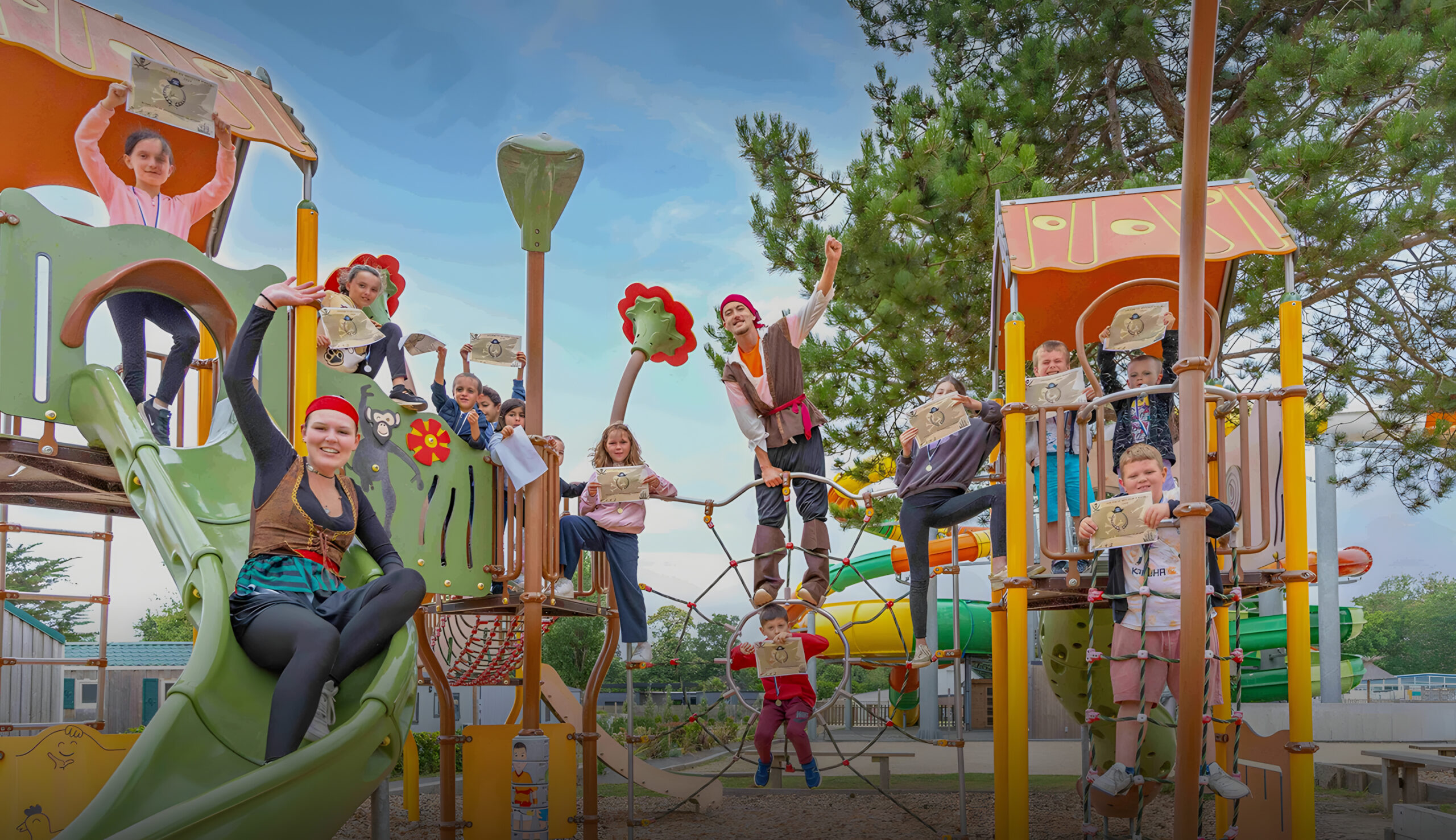 Enfants jouant sur une aire de jeux colorée.